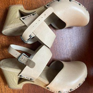 Dansko Thea Cut Out Clog Sandals in Sand 38